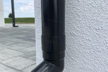 Detail an das anthrazit Rinnensystem an einem Häuschen