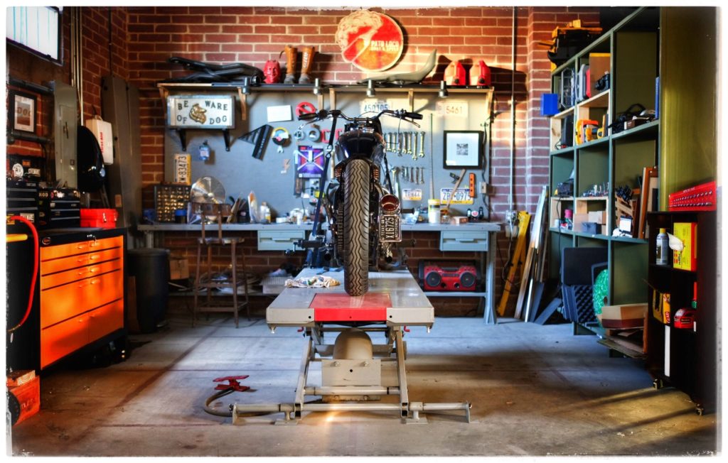 Eine normale Garage auf eine Motorradgarage umwandeln