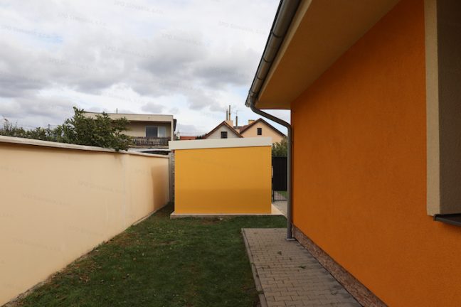 Ein Gartenhäuschen von GARDEON in dunkel-gelb mit weißem Dach