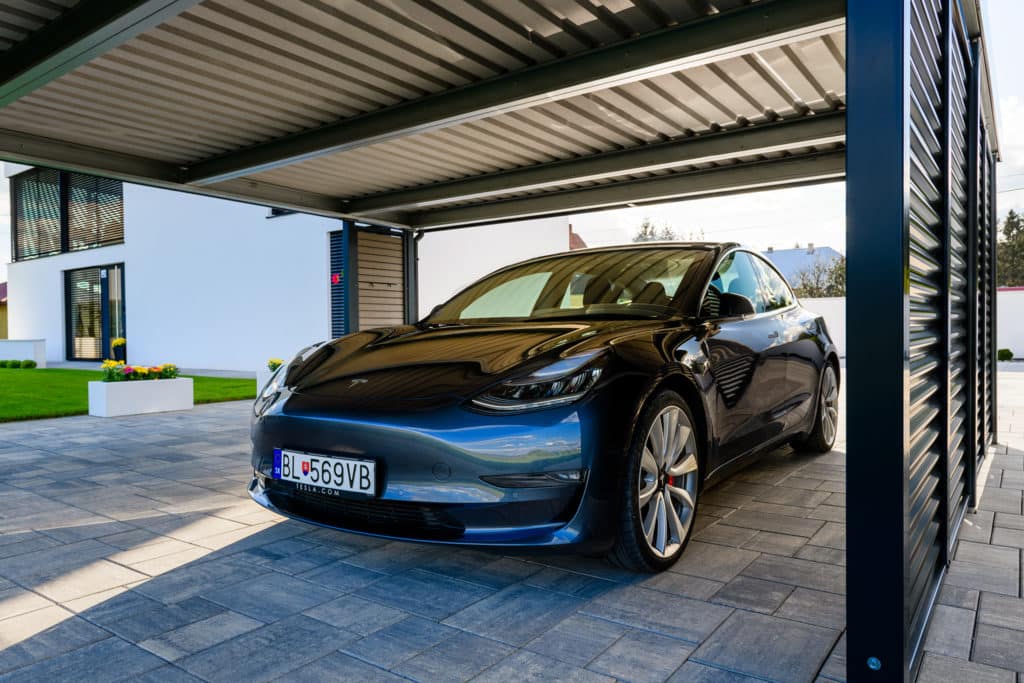 Eine Tesla geparkt unter dem Doppelcarport von SIEBAU