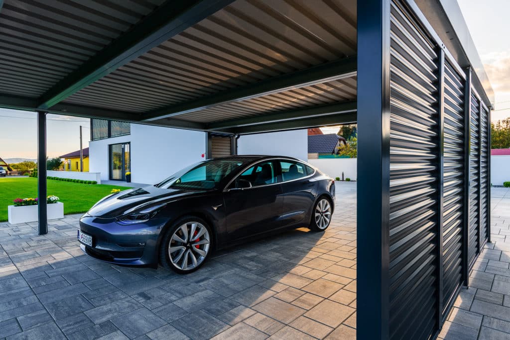 Eine Tesla unter dem Carport von SIEBAU