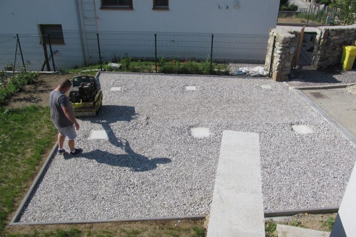 Ein Fundament für die Garage - Fußpunkten aus Beton unter Asphalt