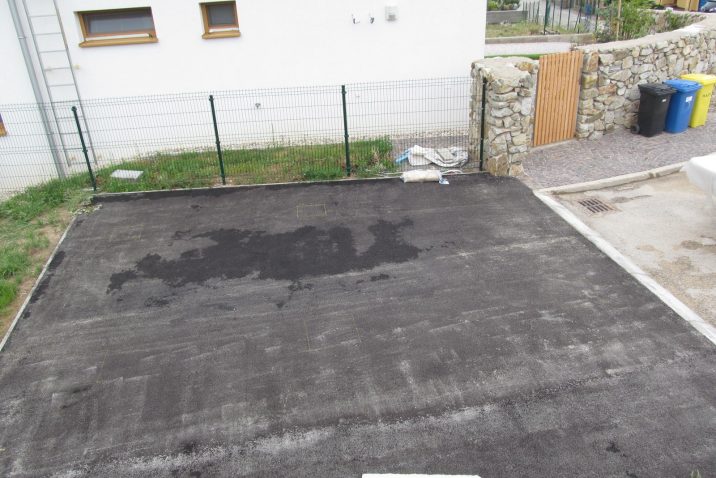 Ein Fundament für die Garage - Fußpunkten aus Beton unter Asphalt