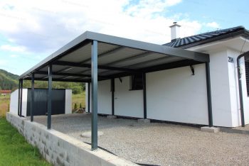 Das montierte Carport von GARDEON in anthrazit bei einem weißen Familienhaus