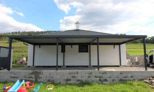 Ein großes Carport von GARDEON neben einem Familienhaus