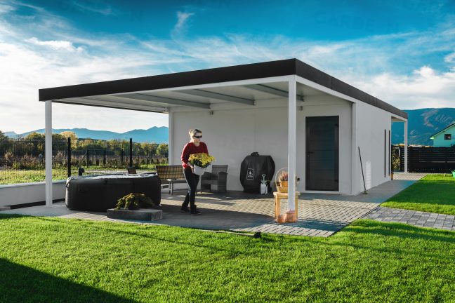 Eine montierte Garage mit einer Überdachung für Relax