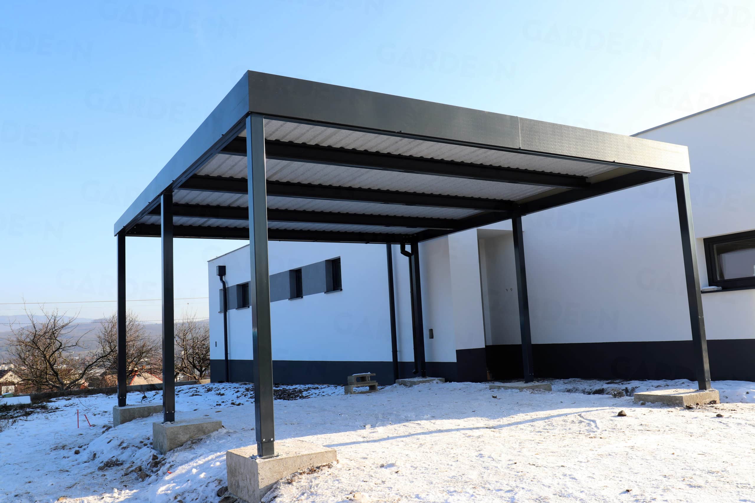 Montiertes Doppelcarport von GARDEON an einem Familienhaus