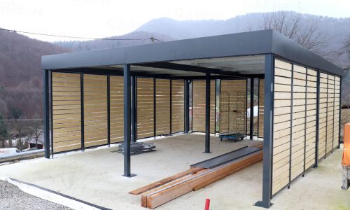 Das montierte Doppelcarport von GARDEON mit Holzlatten
