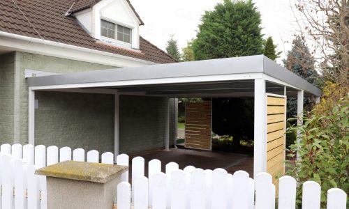 Ein montiertes Doppelcarport mit Pultdach