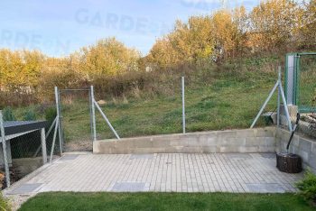 Fußpunkte in derselben Höhe wie die Pflasterung