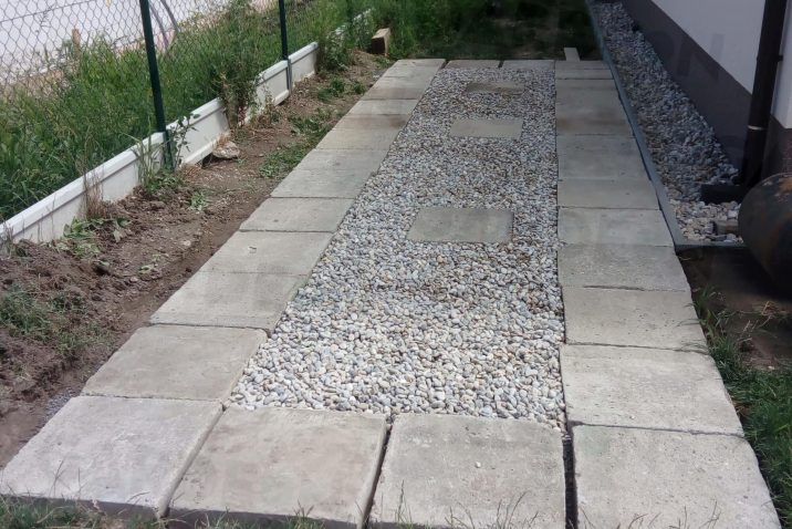 Betonquadern auf Straßenschotter-Schicht