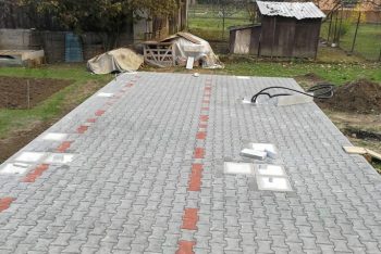 Eine Pflasterung mit Fußpunkten aus Beton