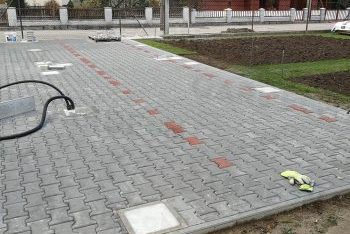 Eine Pflasterung mit Fußpunkten aus Beton