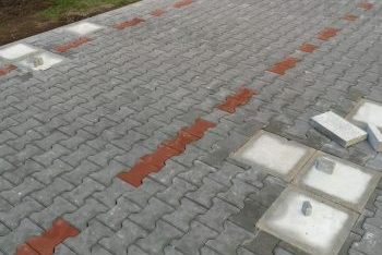 Eine Pflasterung mit Fußpunkten aus Beton