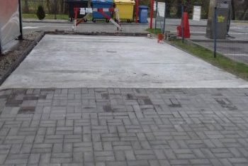 Betonplatte mit einer Pflasterung