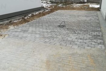 Pflasterung mit versteckten Fußpunkten