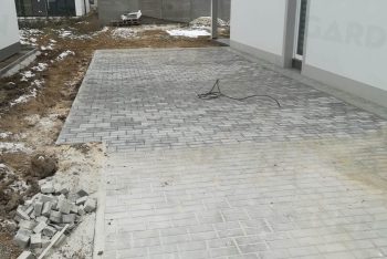 Pflasterung mit versteckten Fußpunkten