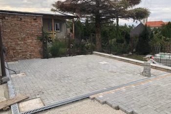 Pflasterung mit Fußpunkten aus Beton