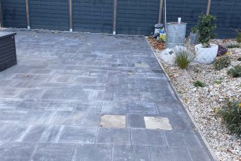 Fußpunkte in derselben Höhe wie die Pflasterung