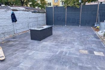 Fußpunkte in derselben Höhe wie die Pflasterung