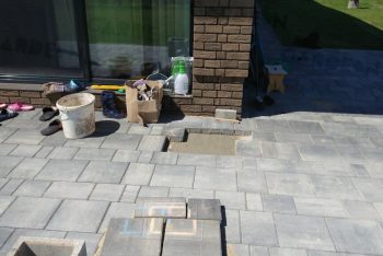 Ein Fußpunkt aus Beton unter einer Pflasterung