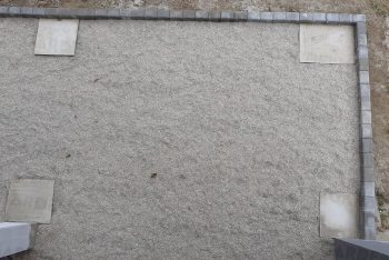 Fußpunkte aus Beton in einer Straßenschotter-Schicht