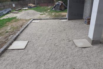 Fußpunkte aus Beton in einer Straßenschotter-Schicht