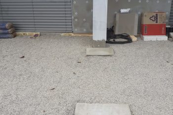 Fußpunkte aus Beton in einer Straßenschotter-Schicht