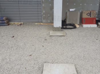 Fußpunkte aus Beton in einer Straßenschotter-Schicht