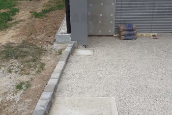 Fußpunkte aus Beton in einer Straßenschotter-Schicht