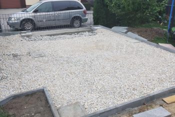 Fußpunkte aus Beton in einer Straßenschotter-Schicht