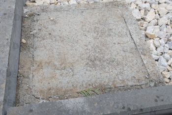 Fußpunkt aus Beton in einer Straßenschotter-Schicht