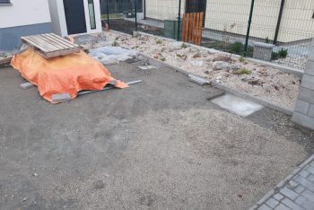 Fußpunkte versteckt unter einer Pflasterung