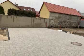 Fußpunkte aus Beton unter einer Pflasterung
