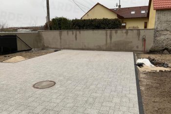 Fußpunkte aus Beton unter einer Pflasterung