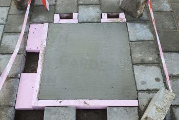 Fußpunkte aus Beton in einer Pflasterung