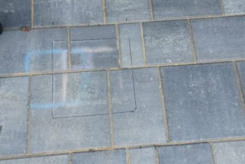 Ein Fußpunkt aus Beton unter einer Pflasterung