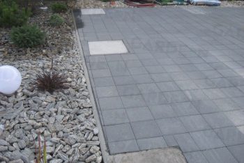 Fußpunkte aus Beton und eine Pflasterung