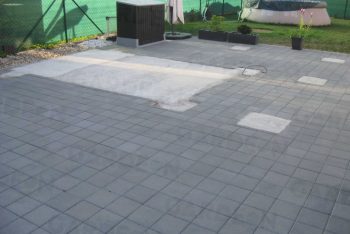 Fußpunkte aus Beton und eine Pflasterung