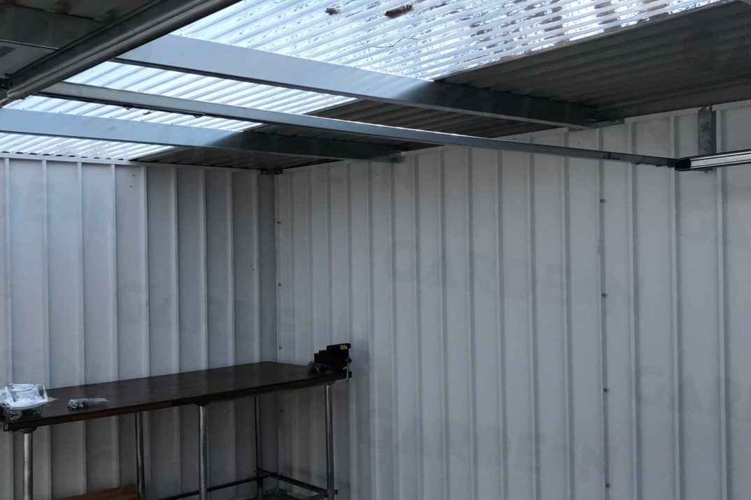 Eine Kombination der üblichen Trapez-Dachdeckung mit Streifen aus Polykarbonat