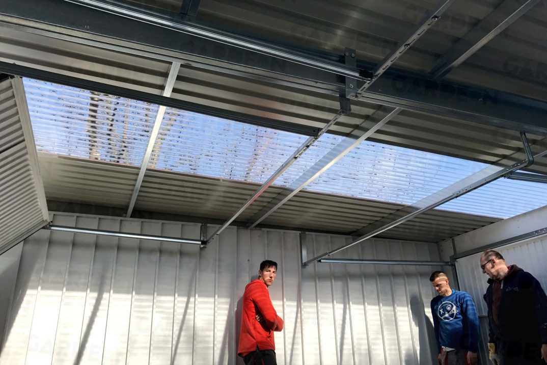 Eine Kombination der Trapez-Dachdeckung mit Streifen aus Polykarbonat