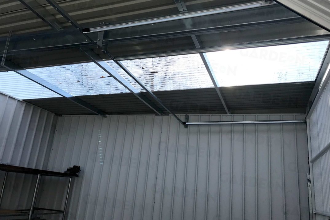 Eine Kombination der üblichen Dachdeckung mit Streifen aus Polykarbonat