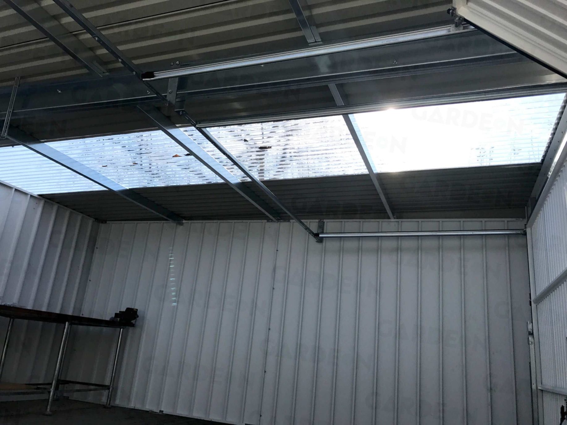 Eine Kombination der üblichen Dachdeckung mit Streifen aus Polykarbonat