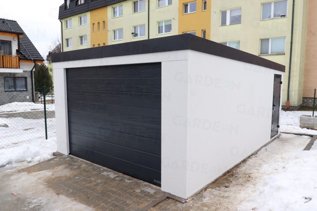 Eine Garage für 1 Auto in weiß vor einem Wohnhaus