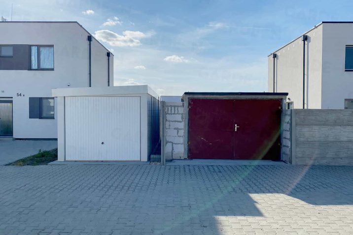 Eine montierte und eine gemauerte Garage