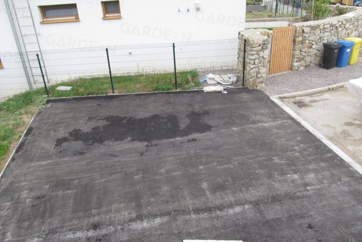 Ein Fundament aus Asphalt unter das Carport