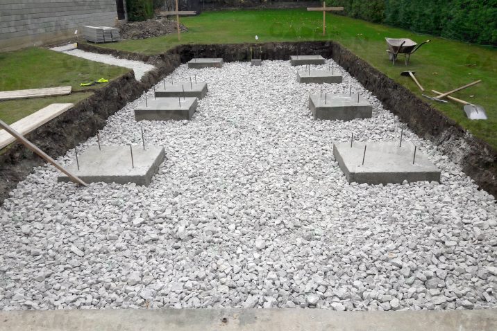 Das Fundament für ein montiertes Carport