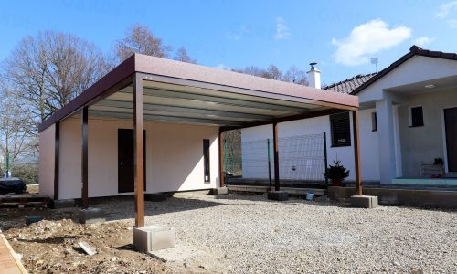 Ein Gartenhäuschen mit einem Doppelcarport