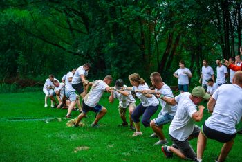 Seilziehen zwischen einer Pfütze