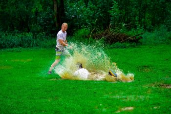 Wie viel Freude eine Pfütze verursachen kann...